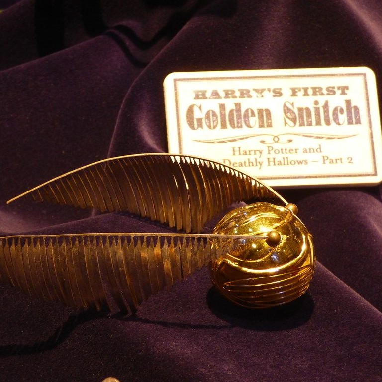 魔法界のスポーツ、クィディッチで使われる金のスニッチ